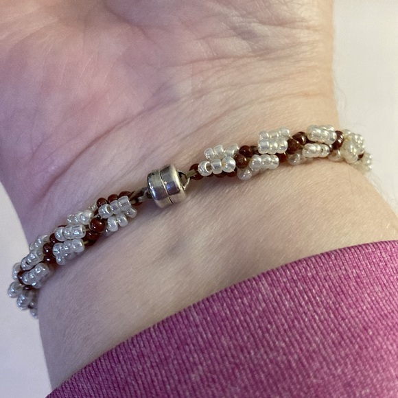 NWOT - White and Copper Coloured Twisted Design Beaded Magnetic Clasp Bracelet - Picture 6 of 7